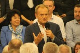 Donald Tusk w Ostrowie: Oni wiedzą, że już, że przegrali. Tylko myślą, że mimo przegranej nie dadzą się oderwać od koryta [ZDJĘCIA]