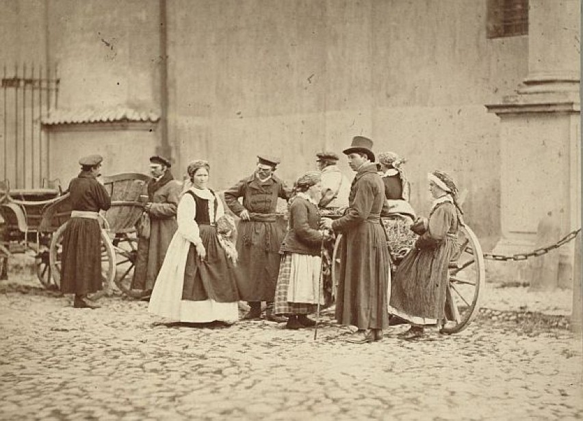 Grupa wieśniaków z Wilanowa przy kościele Wizytek.
