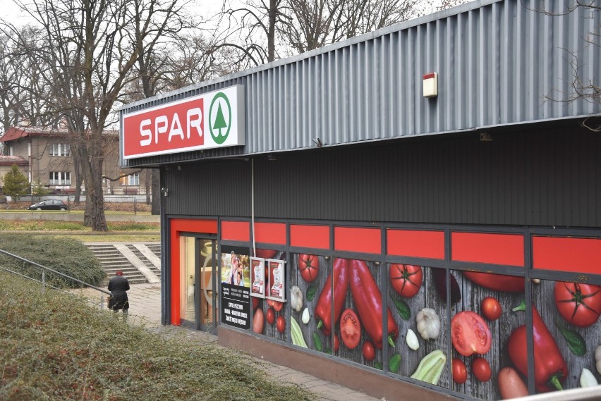 Nowy sklep SPAR w Rybniku otwarty na skrzyżowaniu Karłowicza...