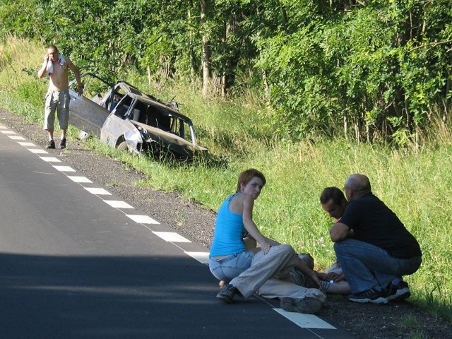 Najbardziej poszkodowany pasażer oczekuje na przyjazd karetki.