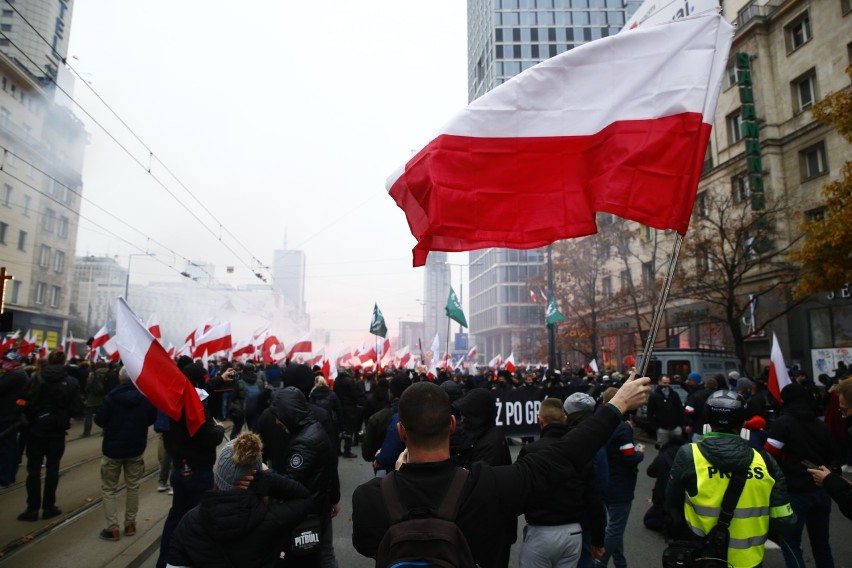 Marsz Niepodległości 2020. Starcia z policją na ulicach Warszawy. "Zgromadzenie jest nielegalne"
