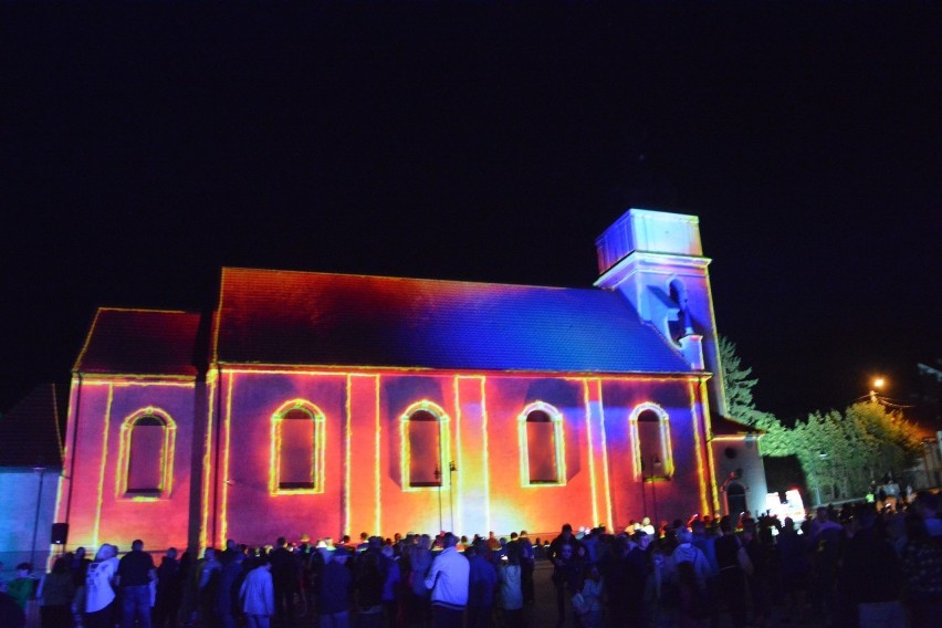 Pokaz video mappingu 3D na fasadzie kościoła w Sępólnie