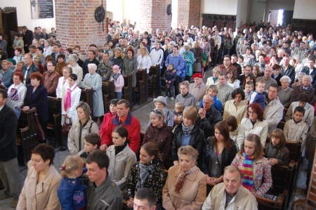 Na zdjęciu wierni najstarszej w Chojnicach parafii uczestniczący w mszy świętej w niedzielę, 4 października 2009 roku. Fot. M. Sowisło