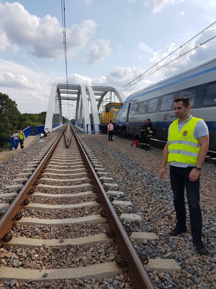 Ewakuacja ponad 300 pasażerów pociągu na Centralnej Magistrali Kolejowej w powiecie tomaszowskim [ZDJĘCIA]