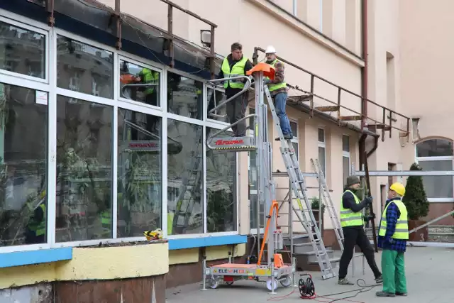 W czwartek zdejmowano elementy z elewacji kawiarni od strony Pasażu Schillera, zniknął też zaciszny letni ogródek. Remont lokalu postępuje sukcesywnie (prace są prowadzone m.in. nocą), kawiarnia nie przestaje jednak przyjmować gości. Nowy wizerunek miejsca znanego w Łodzi od lat powinien być gotowy już niedługo.

CZYTAJ DALEJ NA NASTĘPNYM SLAJDZIE