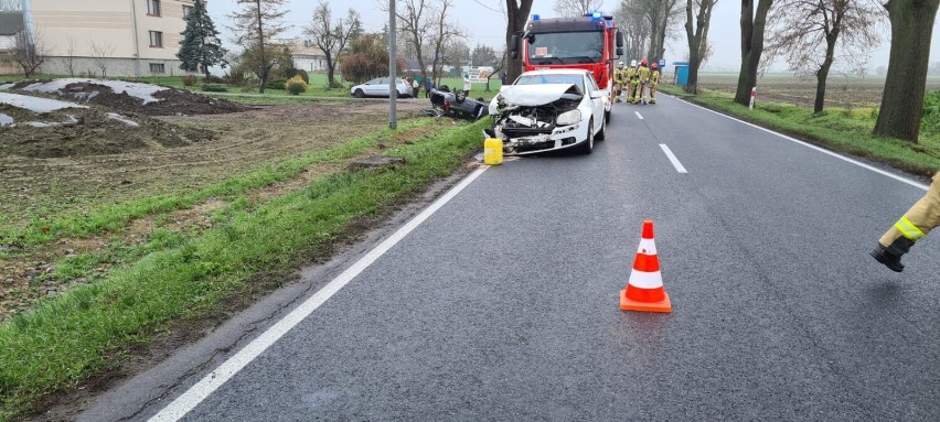 Zderzenie dwóch pojazdów na drodze wojewódzkiej pomiędzy Grodziskiem a Ujazdem