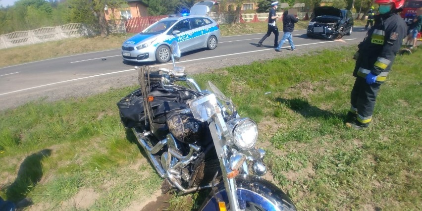 Gmina Ładzice. Wypadek na DK 42 w Woli Jedlińskiej. Zderzenie samochodu z motocyklem
