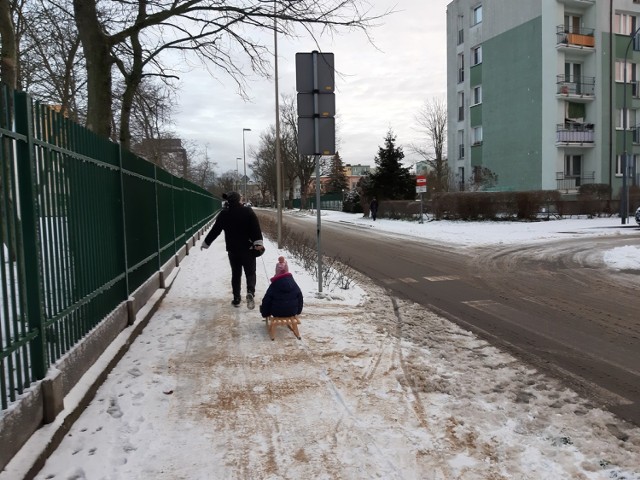 Z środy na czwartek nastąpiły opady śniegu, które rano mogły być sporym zaskoczeniem dla wielu mieszkańców Świnoujścia. Według aktualnych prognoz pogody, dziś również można spodziewać się opadów, a w piątek przymrozków. Sobota i niedziela stoją pod znakiem chłodu. Weekend ma przynieść sześć kresek poniżej zera. i tak cały przyszły tydzień aż do kolejnej niedzieli.