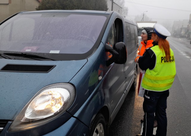 Przed przejazdem kolejowym w Chełmku odbyła się akcja policjantów, funkcjonariuszy SOK i pracowników PKP „Bezpieczny przejazd. Szlaban na ryzyko"