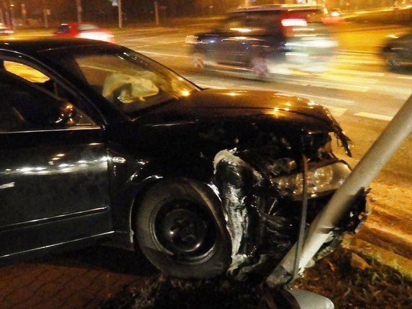 W niedzielę na ul. Piłsudskiego w Nowym Sączu doszło do kolizji drogowej. Do zdarzenia doszło około godziny 18:30. Według ustaleń policji kierujący samochodem marki Audi na skrzyżowaniu nie ustąpił pierwszeństwa przejazdu kierującemu samochodem marki Fiat w wyniku czego doszło do zderzenia tych pojazdów. Następnie audi uderzyło w sygnalizator świetlny. - Kierujący samochodem marki Audi za spowodowanie zagrożenia bezpieczeństwa w ruchu drogowym ( art. 86 kw) został ukarany mandatem karnym - informuje sierż. Justyna Basiaga z Zespołu ds. Komunikacji Społecznej KMP Nowy Sącz.