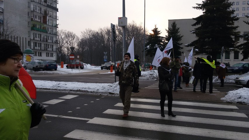 Mieszkańcy blokują przejście na Al. Jana Pawła II,...