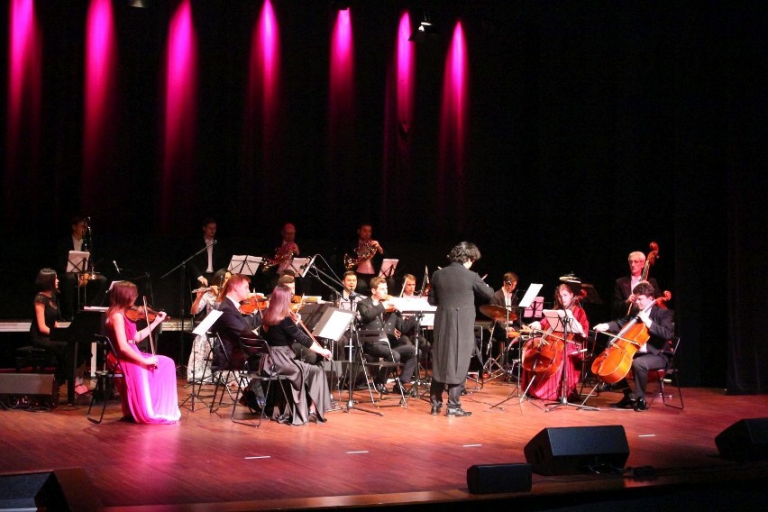 Karnawałowy koncert w Wieluniu w wykonaniu Narodowej Orkiestry Filharmonii Lwowskiej zachwycił publiczność zgromadzoną w Kino-Teatrze[FOTO]