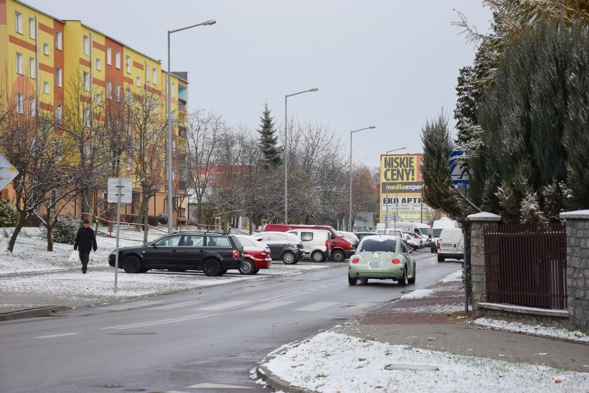 Kraśnik. Spadł pierwszy śnieg - na chodnikach i ulicach miasta robi sie ślisko (ZDJĘCIA)