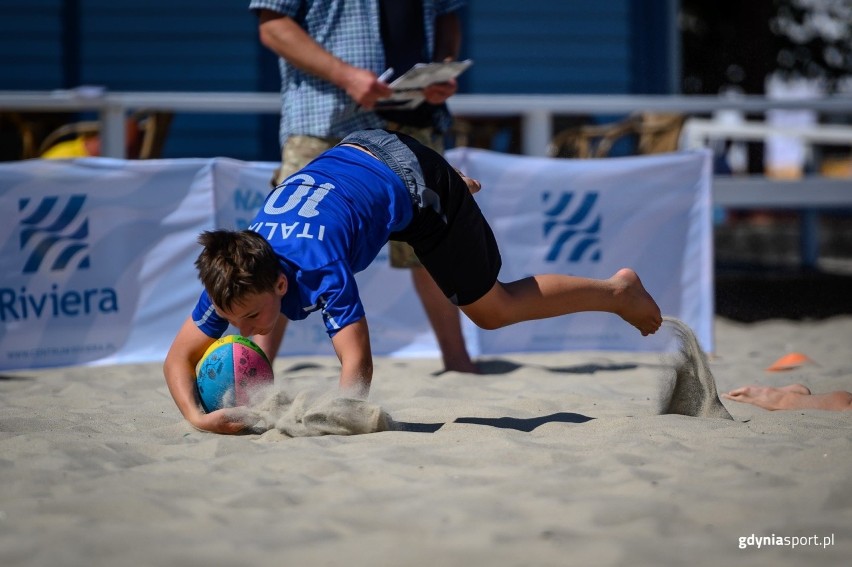 "Aktywne lato" w Gdyni. Kończą się wakacyjne turnieje rugby (27.08.2020). Zabawa z jajowatą piłką trwała przez dwa miesiące 