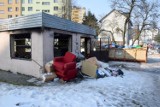 Altana śmietnikowa przy ulicy Grochowej w Kielcach w opłakanym stanie. Wokół leżą śmieci, nie ma pojemników. Czyja to wina? [ZDJĘCIA]