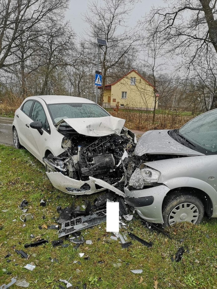 Na miejscu pojawiły się dwa zastępy straży pożarnej....