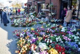 Przed cmentarzem w Kwidzynie nie ma już handlujących kwiatami. Ostatnie sztuki chryzantem można kupić za 20-30 zł