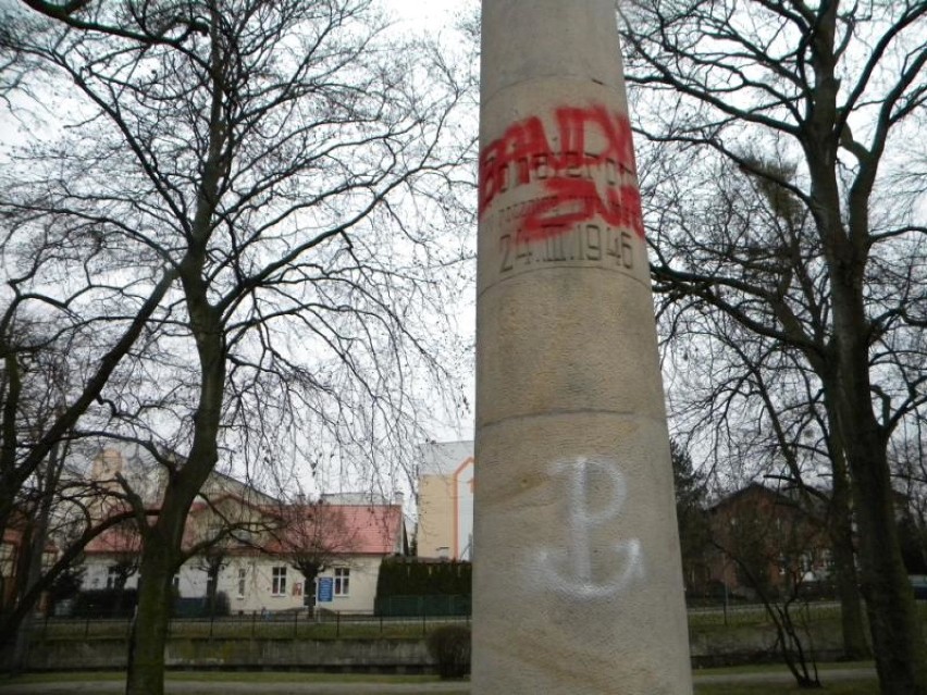 Pruszcz Gdański: Ktoś zniszczył pomnik przy ul. Grunwaldzkiej [ZDJĘCIA]