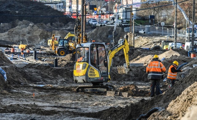 Przebudowa ulicy Kujawskiej zbliża się do półmetka. Aura sprzyja, więc robotnicy nie schodzą z placu budowy. Jesienią przyszłego roku mamy już przejechać nową ulicą Kujawską i przebudowanymi rondami - Kujawskim i Bernardyńskim. Jak wygląda postęp prac na najważniejszej budowie Bydgoszczy?