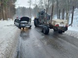 Wypadek na drodze między Gorenicami a Czerną. Zderzyła się osobówka z traktorem. Na miejscu policja i straż pożarna. Są utrudnienia