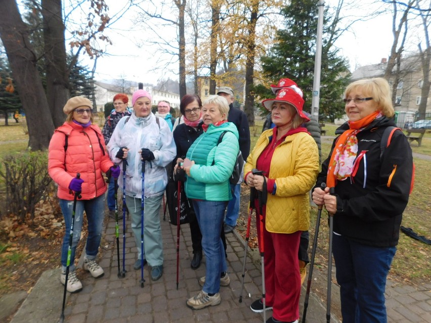 Głuszyca: Jesienny Marsz Nordic-Walking, z barwami narodowymi, za nami