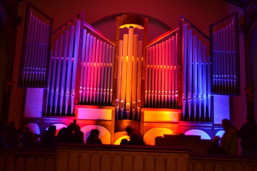 Setki skarszewian na pokazie iluminacji kościołów. Jest szansa na takie oświetlenie. ZDJĘCIA