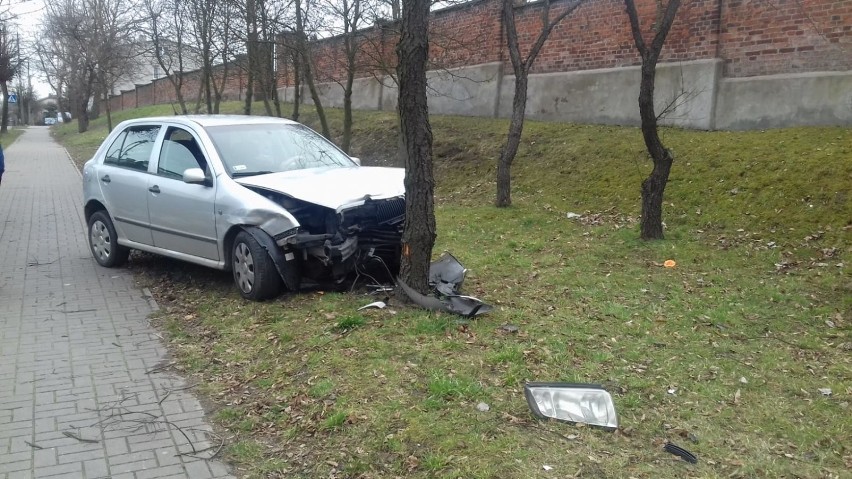 Wypadek na ulicy Wyszyńskiego w Radomsku. Kierujący oplem nie ustąpił pierwszeństwa [ZDJĘCIA]   