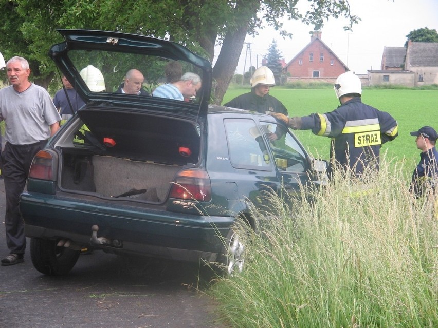 Wronki. Samochód uderzył w drzewo, kierowca w szpitalu