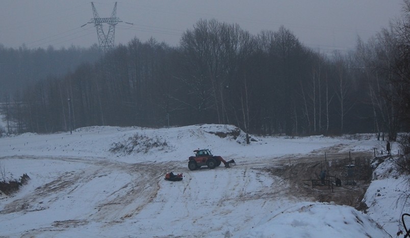 Prace nad montowaniem wyciągu narciarskiego w Kumowej...