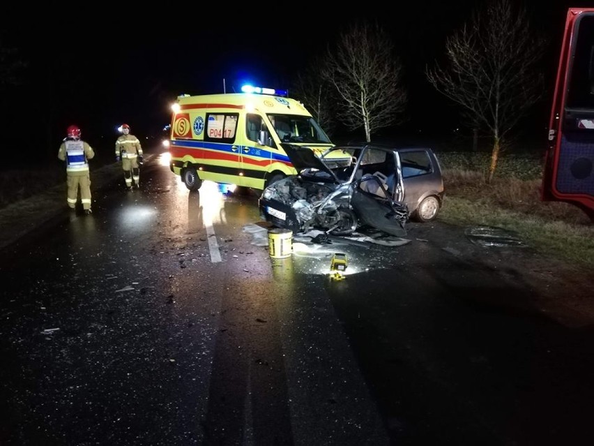 Czołowe zderzenie busa i samochodu osobowego 