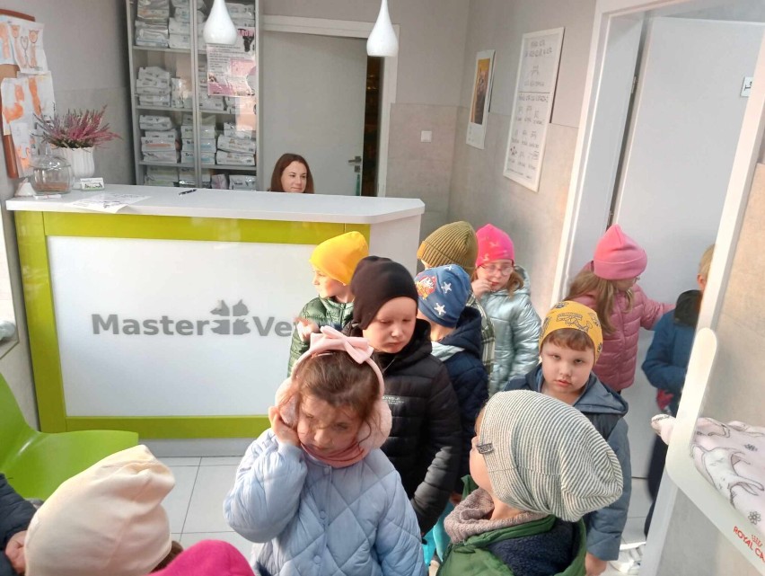 Dzieci z Przedszkola nr 1 z wizytą w "MasterVet". Przekazali zebrane pieniądze na leczenie bezpańskich zwierząt