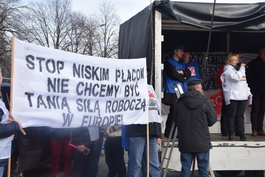 Protest związkowców przed FCA w Tychach