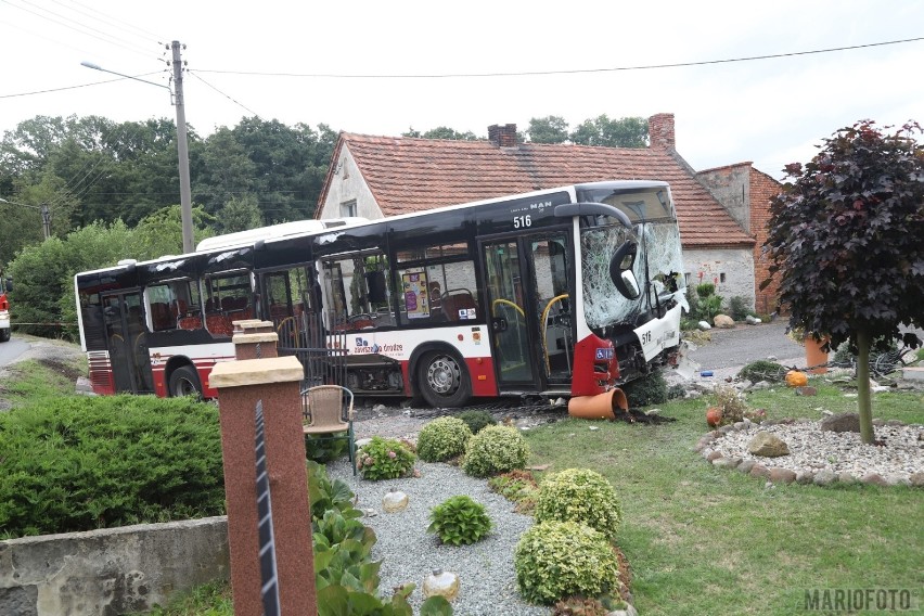 Wypadek autobusu MZK w Chróścinie pod Opolem. Kierowca wjechał do rowu