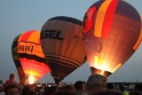 Zawody i nocny pokaz balonów ściągnęły na lotnisko prawdziwe tłumy