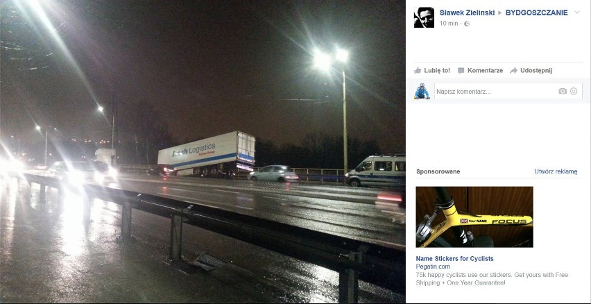 Samochód ciężarowy zgubił przyczepę. Zablokowany przejazd przez most Pomorski w Bydgoszczy