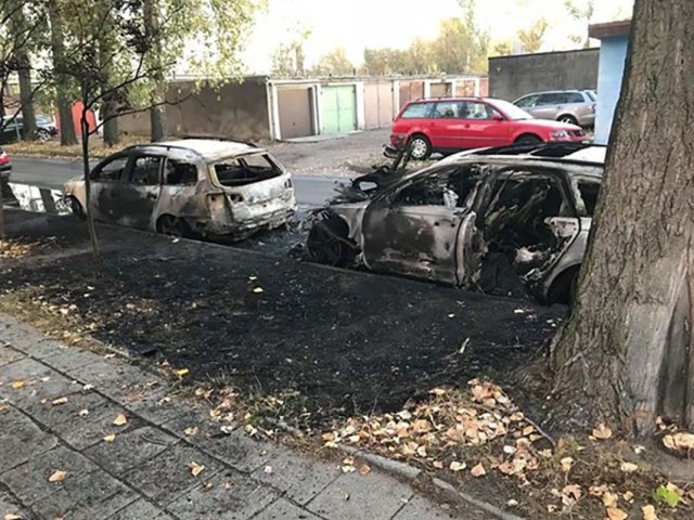 Pożar wybuchł w poniedziałek, 15 października nocą. Spaliły się samochody zaparkowane przy ul. Fredry w nowej Soli.