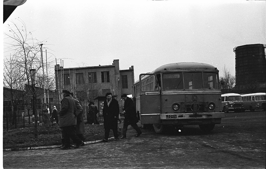 Autobus San H01 przy kraśnickiej fabryce (wówczas Kraśnicka Fabryka Wyrobów Metalowych). Lata 60-te.