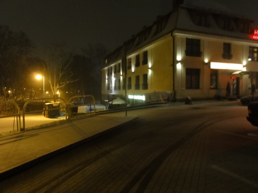 W Kartuzach pada śnieg, trwa montaż oświetlenia świątecznego