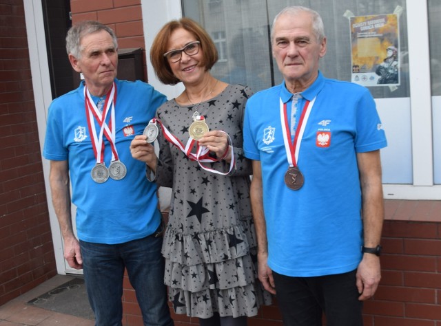Od lewej Ryszard Skąpski, Joanna Suleja i Zygfryd Hoffman z medalami lekkoatletycznych mistrzostw kraju mastersów
