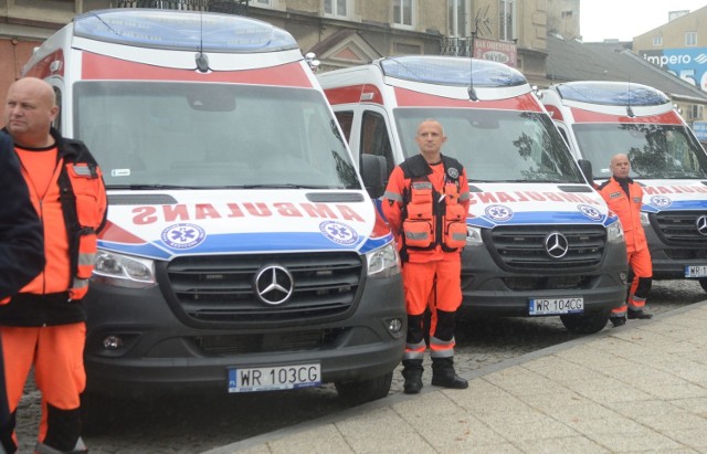 W czwartek odbyło się poświęcenie i uroczyste przekazanie radomskiej nowych, świetnie wyposażonych ambulansów.