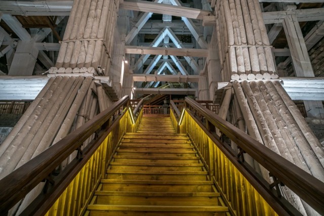 Komora Michałowice w wielickiej kopalni i jej majestatyczne schody. Turyści podczas zwiedzania całej Trasy Turystycznej pokonują ok. 800 schodów.