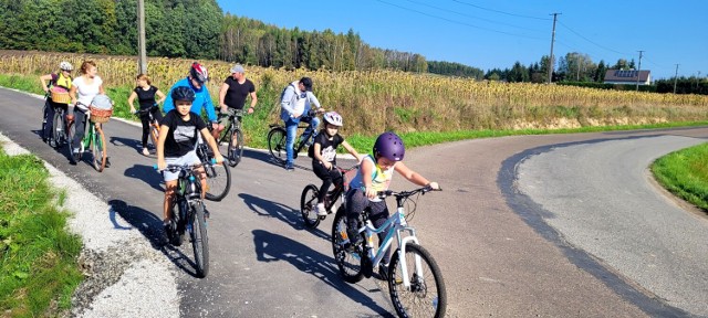 Pierwszy rodzinny rajd rowerowy mieszkańców Warzyc odbył się na ponad 20-kilometrowej trasie