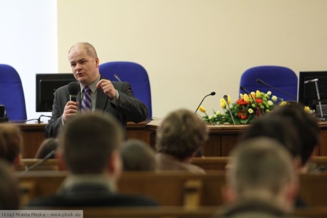 Prezydent Andrzej Nowakowski podczas spotkania z licealistami.