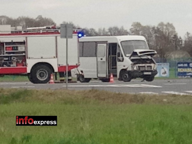 Wypadek na trasie Kochcice - Lubecko z udziałem mikrobusa