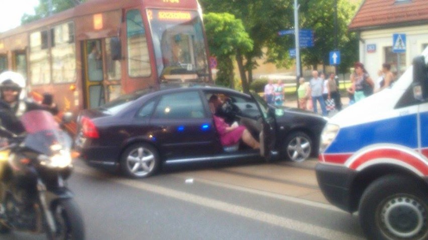 Wypadek na Piotrkowskiej w Łodzi. Zderzenie tramwaju z samochodem [ZDJĘCIA]