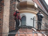 Remont dachu kaplicy Linków w kościele farnym w Żorach. Blachę ocynkowaną zastępuje miedziowa