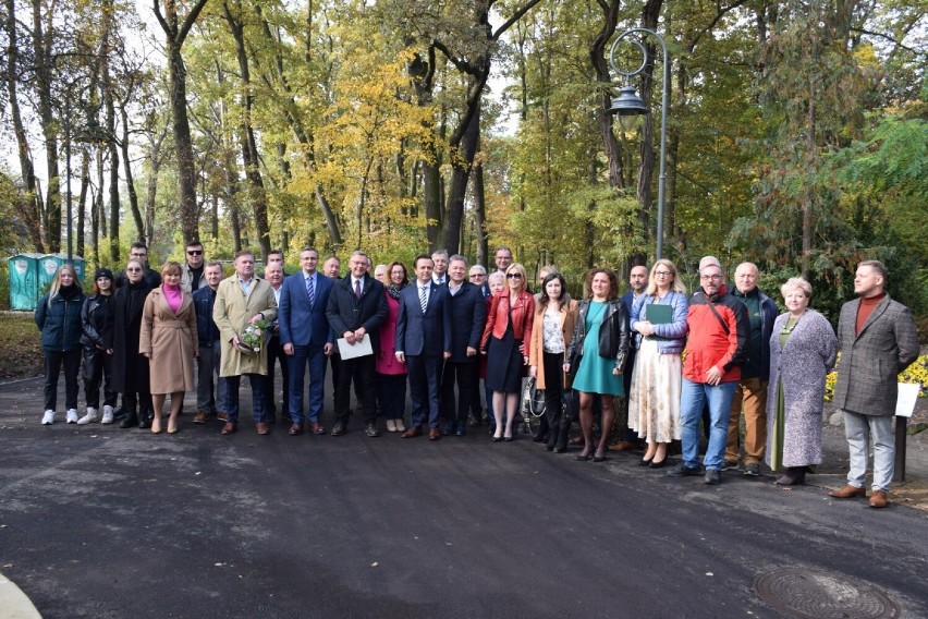 „Zielony” projekt w Parku Chopina oficjalnie zakończony. Nowe ławki, ścieżka i salka edukacyjna zostały oddane mieszkańcom