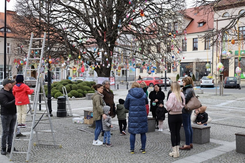 Wielkanoc na pleszewskim Rynku z pisankami na drzewach. W...