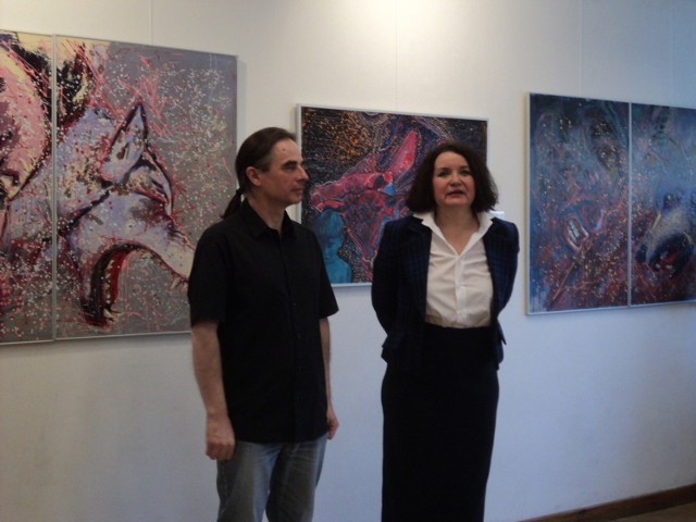 Tw&oacute;rca przepięknych dzieł-Krzysztof Trzaska i Anna Sobol - Komisarz Galerii Domu Kultury Kadr.Fot. Ewa Krzysiak