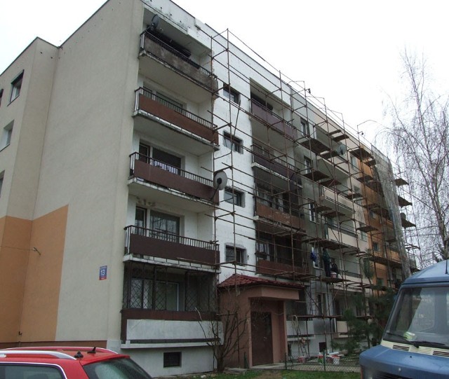 W bloku przy ul. Nurta-Kaszyńskiego 13 w SM "Górna" jest docieplana ściana od strony balkonów.